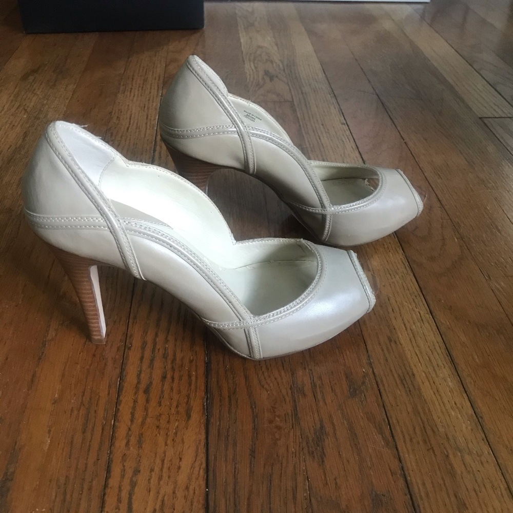 Max studio High heels shoes with open toes. Nude color.